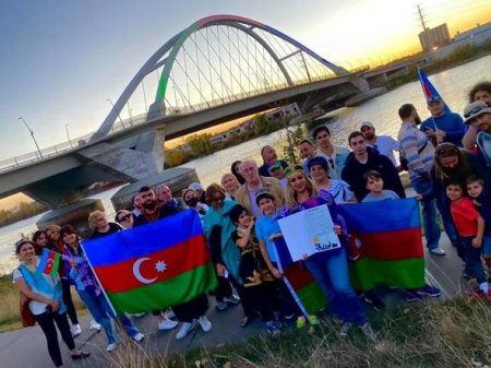 ABŞ-da məşhur körpü Azərbaycan bayrağı rənglərində işıqlandırıldı - FOTO