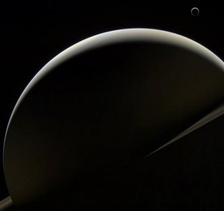 NASA Saturnun peykinin maraqlı fotolarını yaydı - FOTO