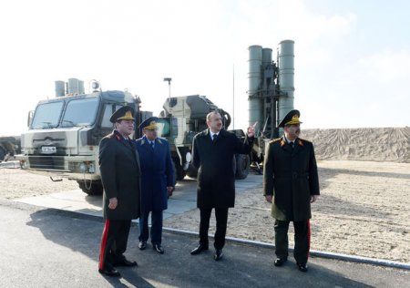 İlham Əliyev S-300 zenit-raket kompleksləri ilə tanış oldu – FOTO
