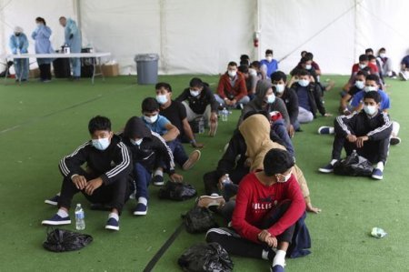 Miqrant uşaqlar ABŞ sığınacaqlarında xarab yeməklərdən və depressiyadan şikayətləniblər - FOTO