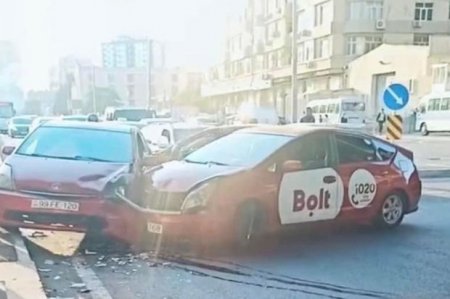 Bir gündə Bakıda beş taksi qəza törətdi: Üçü “Prius”dur - FOTO