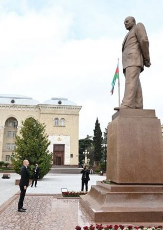 Prezident İlham Əliyev Gəncədə ulu öndərin abidəsini ziyarət edib - FOTO