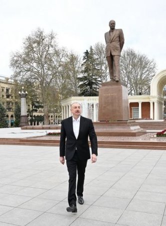 Prezident İlham Əliyev Gəncədə ulu öndərin abidəsini ziyarət edib - FOTO