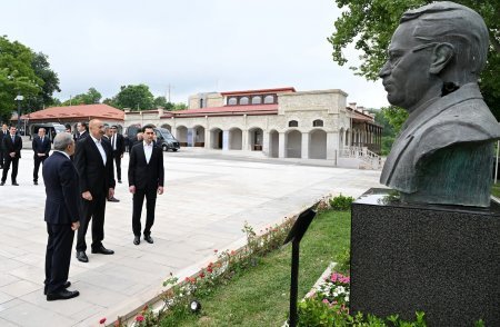 Prezidentlər Şuşada Azərbaycanın tanınmış şəxsiyyətlərinin işğal dövründə güllələnmiş büstlərinə baxıblar - FOTO
