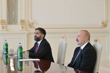 Canni İnfantino İlham Əliyevə idman köynəyi hədiyyə etdi - FOTO
